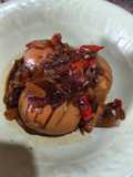 Telur rebus kerat bumbu kecap