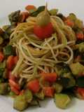 Espaguetis tricolor con salteado de verduras y ras el hanout