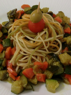 Una foto de Espaguetis tricolor con salteado de verduras y ras el hanout