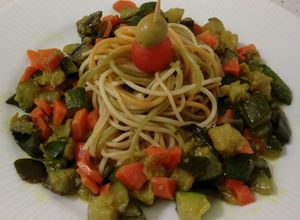 Una foto de Espaguetis tricolor con salteado de verduras y ras el hanout