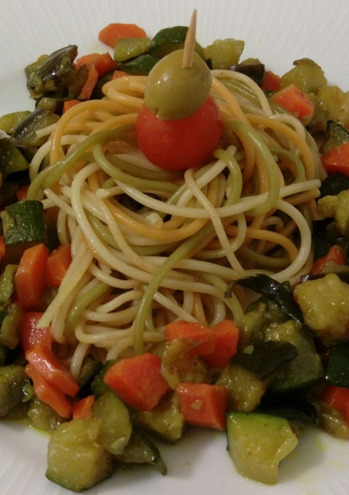 Una foto de Espaguetis tricolor con salteado de verduras y ras el hanout