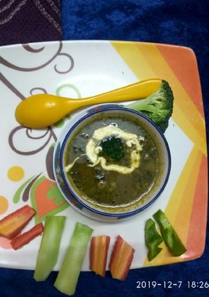 A picture of Healthy soup with Broccoli.