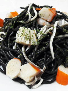 Una foto de Spaghetti negro con gambas, gulas y chaca