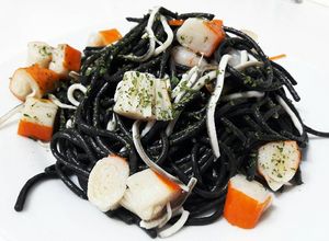 Una foto de Spaghetti negro con gambas, gulas y chaca