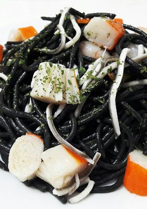 Una foto de Spaghetti negro con gambas, gulas y chaca