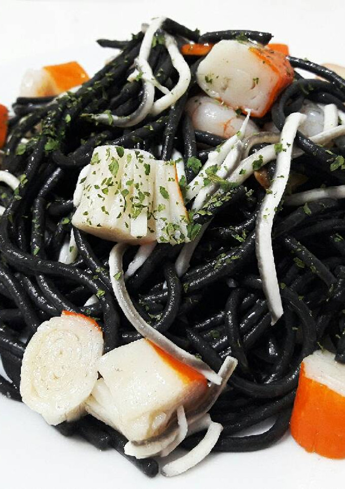 Una foto de Spaghetti negro con gambas, gulas y chaca