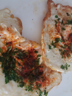Una foto de Huevo frito con cilantro