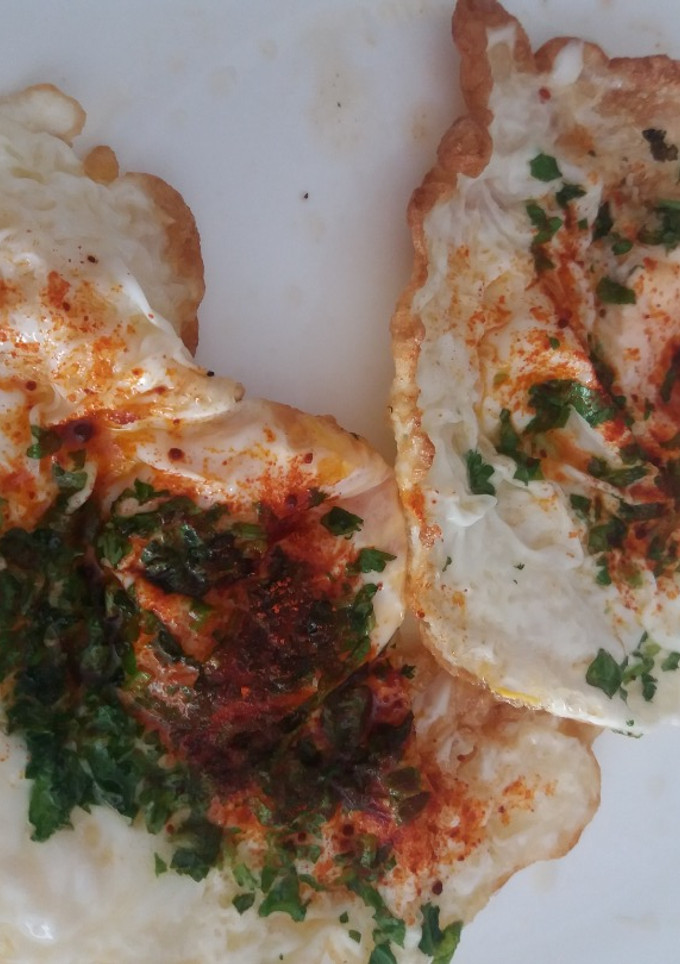 Una foto de Huevo frito con cilantro