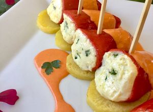 Una foto de Pimientos del piquillo rellenos de brandada en salsa de piquillo