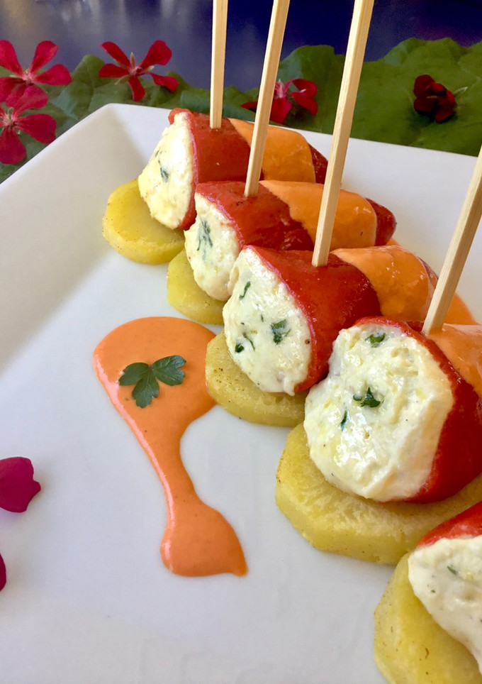 Una foto de Pimientos del piquillo rellenos de brandada en salsa de piquillo
