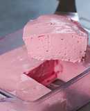 Pudim de Gelatina de Morango com Natas