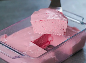 Foto de Pudim de Gelatina de Morango com Natas
