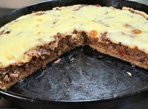 Una foto de Tarta casera de caballa y repollo morado
