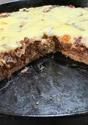 Una foto de Tarta casera de caballa y repollo morado