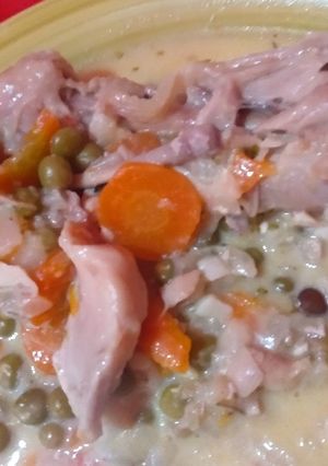 Una foto de Pollo a la olla con crema y vino blanco
