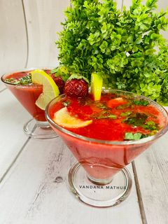 स्ट्रॉबेरी मॉकटेल (Strawberry Mocktail recipe in Hindi) रेसिपी मुख्य फोटो