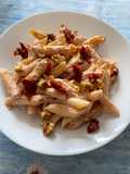 Pasta con crema di ricotta, noci e pomodori secchi