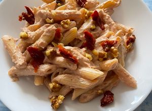 Foto di Pasta con crema di ricotta, noci e pomodori secchi