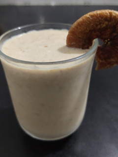 અંજીર મિલ્કશેક (Anjeer Milkshake Recipe In Gujarati) રેસીપી મુખ્ય ફોટો