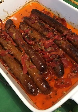 Une photo de Merguez aux poivrons rouges, échalotes et herbes