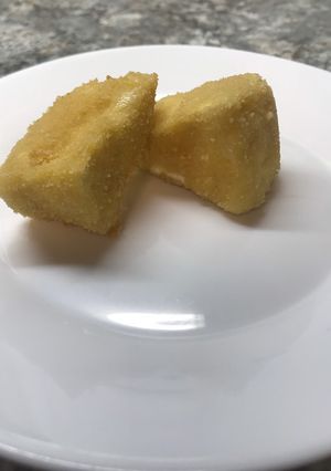 Una foto de Triángulos de Camembert fritos