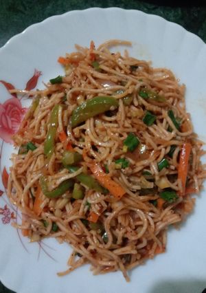 A picture of Vegetable schezwan noodles.