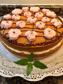 Una foto de Pastel de mantequilla y almendra, relleno de nata