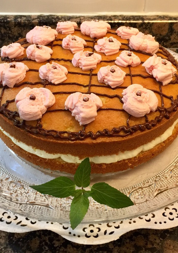 Una foto de Pastel de mantequilla y almendra, relleno de nata