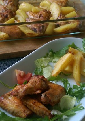 O poză a rețetei Aripi picante și cartofi la cuptor.