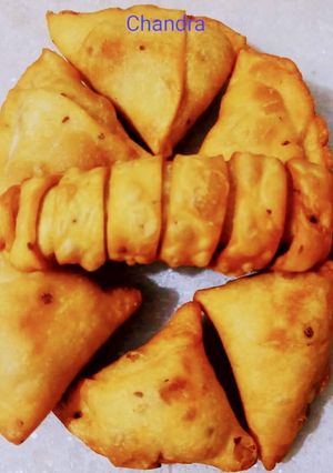 आलू समोसा (aloo samosa recipe in Hindi) रेसिपी मुख्य फोटो