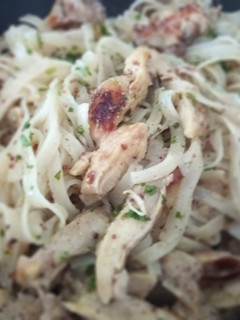 Una foto de Tallarines de Arroz con Contramuslos de Pollo a la Miel y Mostaza