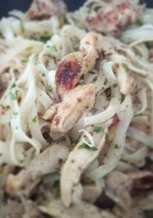 Una foto de Tallarines de Arroz con Contramuslos de Pollo a la Miel y Mostaza
