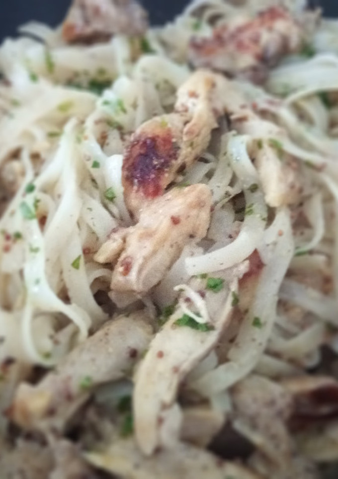 Una foto de Tallarines de Arroz con Contramuslos de Pollo a la Miel y Mostaza