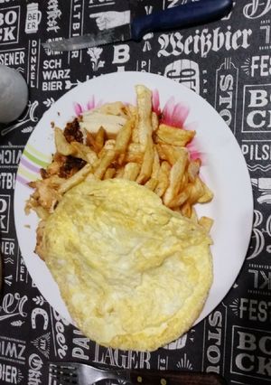 Una foto de Revuelto de pollo con fritas