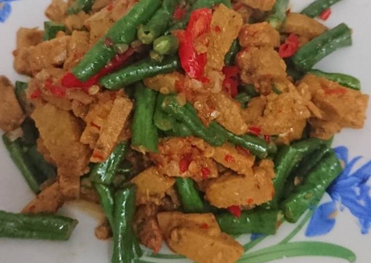 Tumis pedas oncom kacang panjang