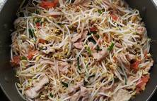 Thịt bò xào giá sốt cà chua ?