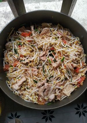 Hình của món Thịt bò xào giá sốt cà chua 🥘.