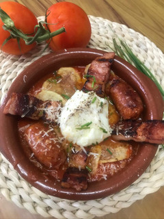 Una foto de Huevos poché con choricitos y panceta