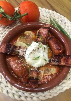 Una foto de Huevos poché con choricitos y panceta