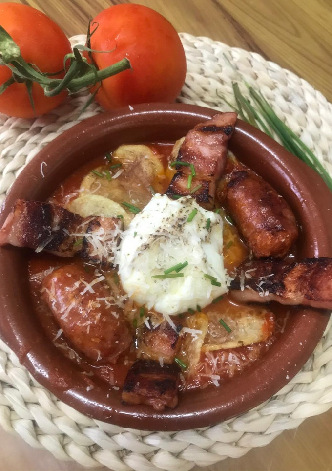 Una foto de Huevos poché con choricitos y panceta