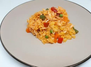 Una foto de Arroz con pollo colombiano