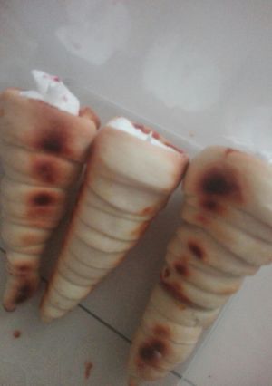 Una foto de Cachitos con manjar y merengue frambuesa