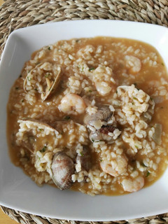 Una foto de Arroz caldoso con almejas y gambas