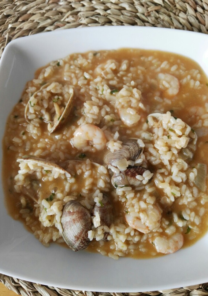 Una foto de Arroz caldoso con almejas y gambas