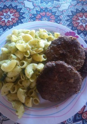 Una foto de Fideos con brócoli y hamburguesas