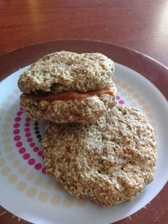 Una foto de Alfajor de avena, chía y arándanos relleno dulce de leche