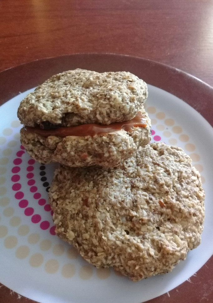 Una foto de Alfajor de avena, chía y arándanos relleno dulce de leche