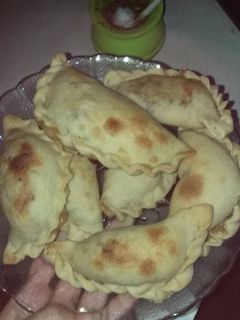 Una foto de Empanadas de merluza en lata con pan de carne o cornabeth
