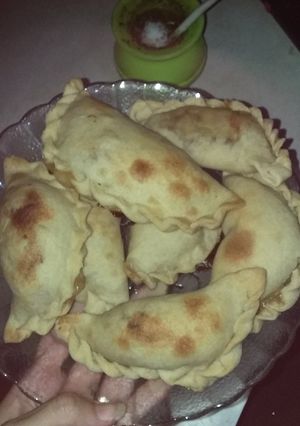 Una foto de Empanadas de merluza en lata con pan de carne o cornabeth
