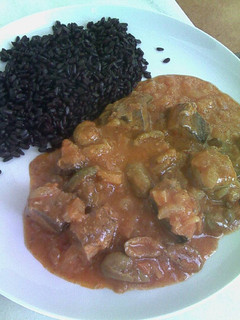 Una foto de Melva con tomate y aceitunas